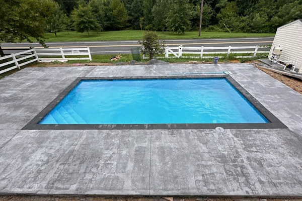 Concrete swimming pool